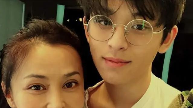 何音|“琼瑶女郎”何音：55岁罕见露面撞脸李勤勤，戴6位数玉镯显富贵