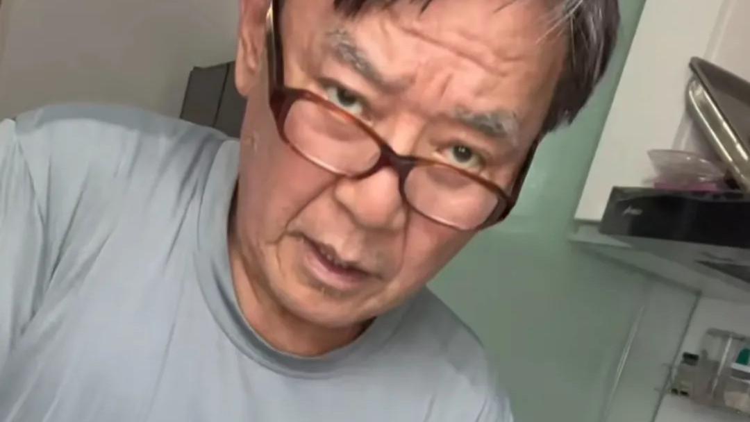 李立群|演员李立群现状：一个人住在山中，没人照顾裤子还穿反，怀念在上海的时光