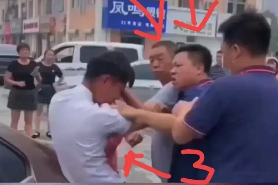 太猖狂了!小伙子出面作证竟被围殴,这群人眼里难道没有法律吗