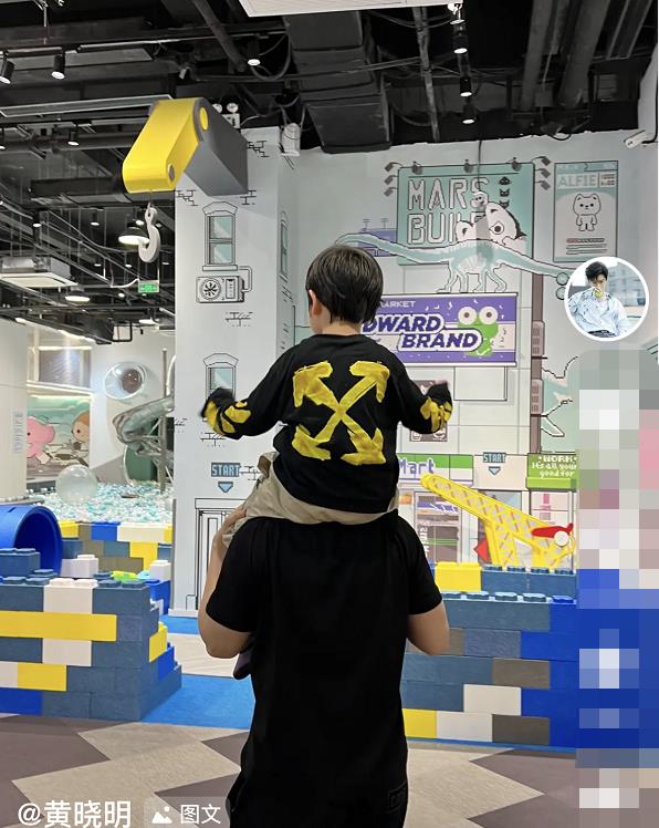 黄晓明|网友爆出黄晓明陪儿子在游乐园，小少爷一身名牌，非常帅气