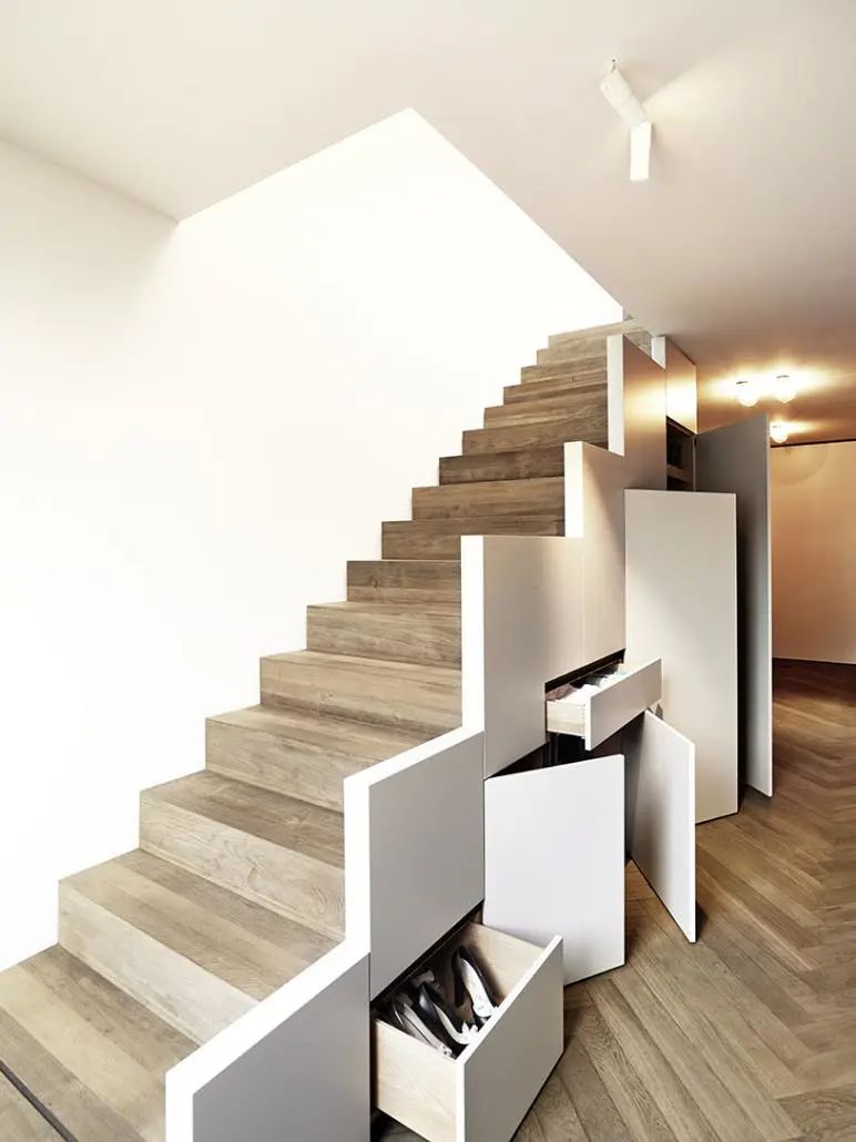 把楼梯扶手装成阶梯式，一层一层上去，款式新颖，就怕不太安全！