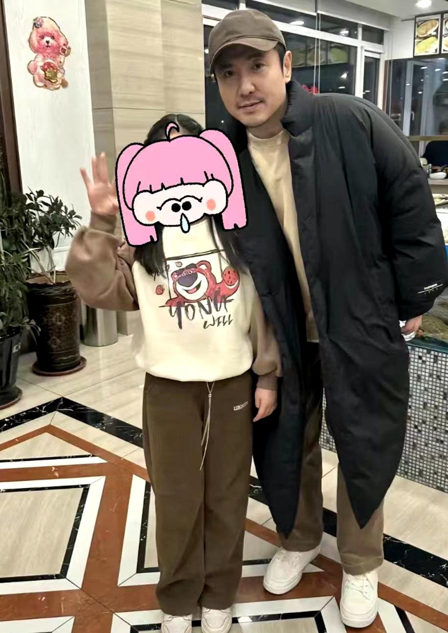 沈腾|沈腾带老婆参加婚礼,夫妻穿情侣装秀恩爱,以行动反击婚变传言