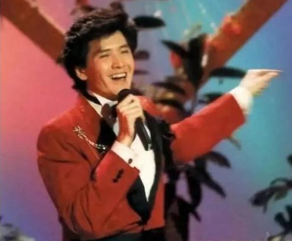 费翔|60岁费翔近照:一代歌坛巨星如今苍老认不出,一生未婚都怨她