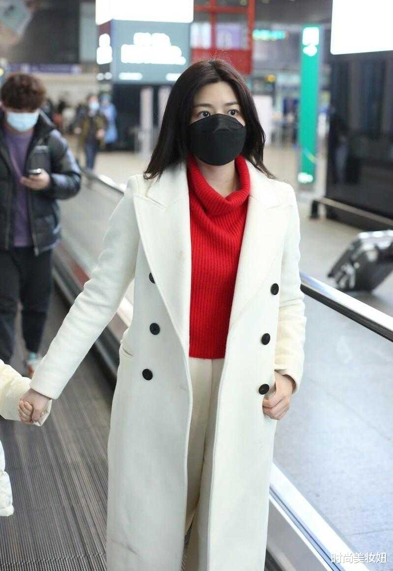 陈妍希|陈妍希带儿子小星星现身机场，穿白色大衣配阔腿裤，气质很高级