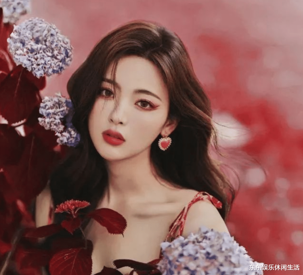 杨超越|杨超越晒近照万种风情，中学没毕业，为什么却星光璀璨？