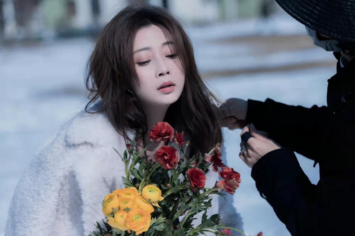 周雨彤|42岁殷桃美貌开挂！雪地拍大片直接光腿上阵好敬业，少女身材好绝