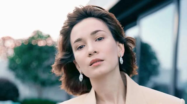 卢靖姗|卢靖姗晒孕期照，挺8个月孕肚后院烤火，发文盼望老公早日回家