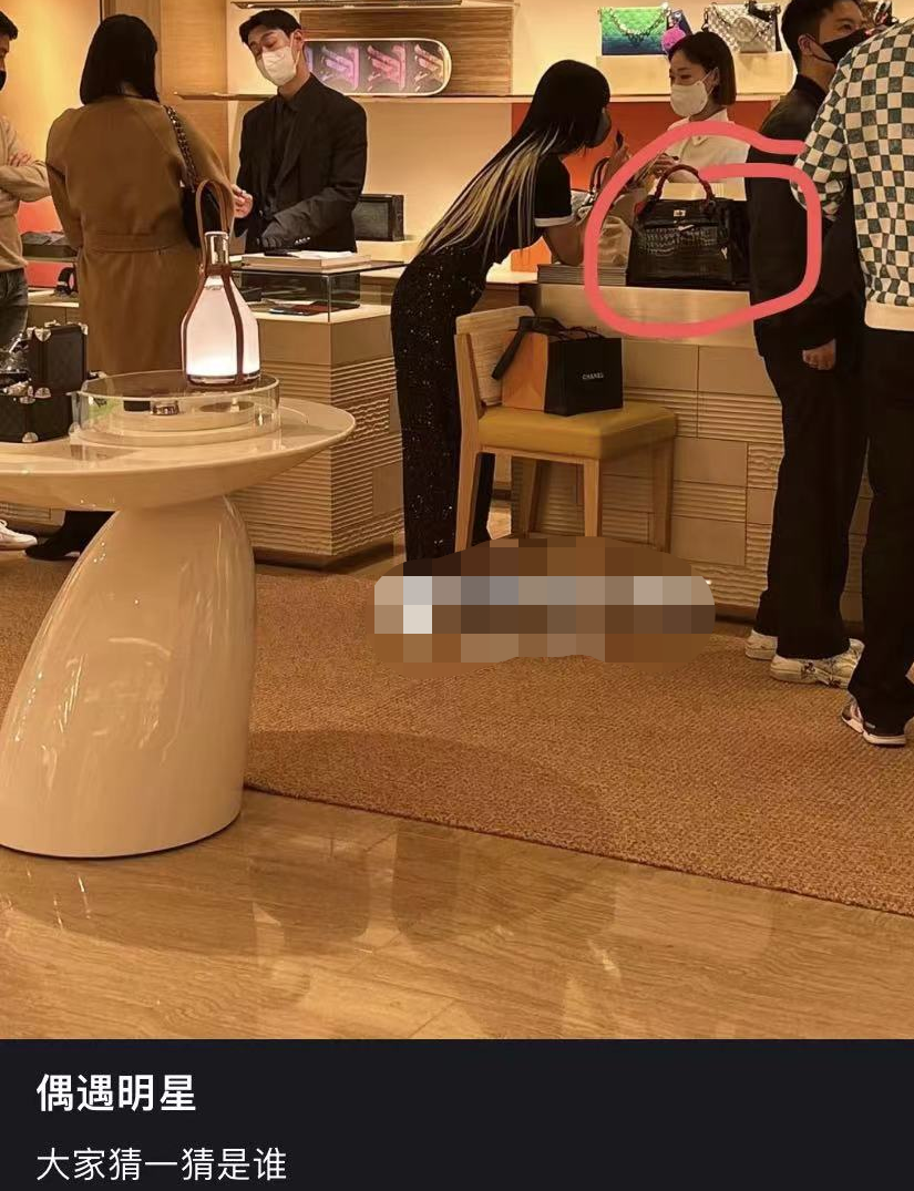 当红女星|性感女星克拉拉买奢侈品!穿紧身衣炫小蛮腰,50万包丢一旁显阔气