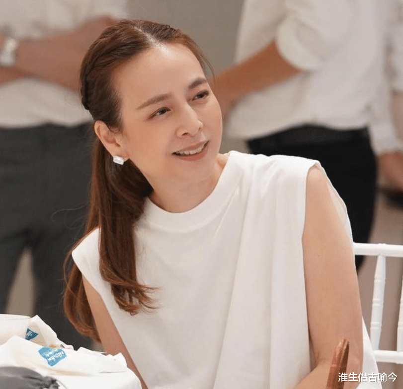 纳勒|56岁泰国富婆晒20岁青涩照好美,不理泰王示好,二婚老公高大帅气