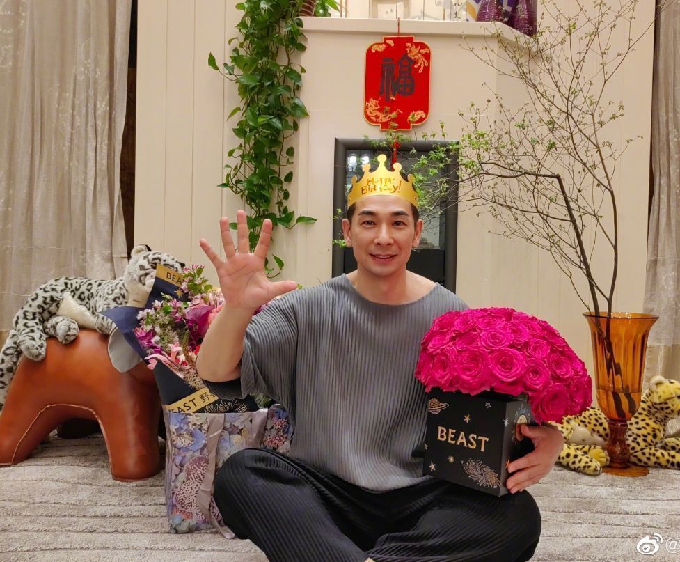 赵文卓|赵文卓晒50岁庆生照，大女儿发长文感恩父母，一家人切蛋糕好温馨