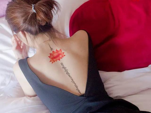 回顾:女子穿着清凉逛夜市,背后文身引发关注,网友:太社会了!