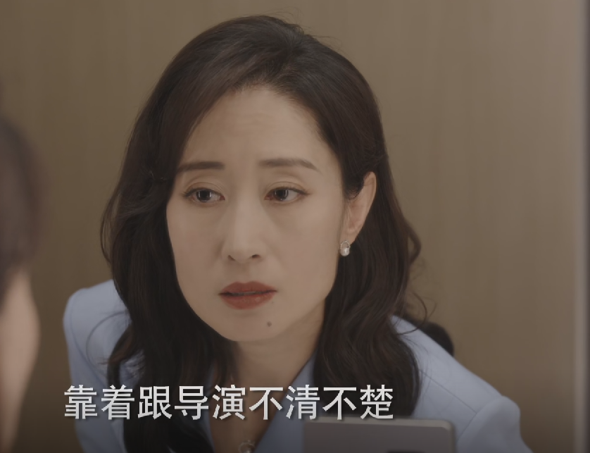 操纵股价|女总监也可以穿平底鞋，《女士的品格》万茜刘敏涛职场造型有新意