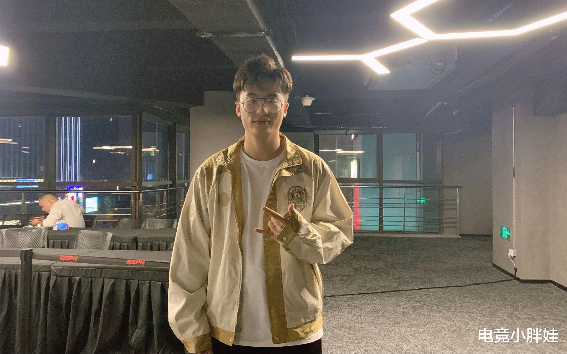 教练|AG选择继续执迷不悟，下个赛季再次以一诺为核心进行重组，久诚、啊泽跟笑影挂牌