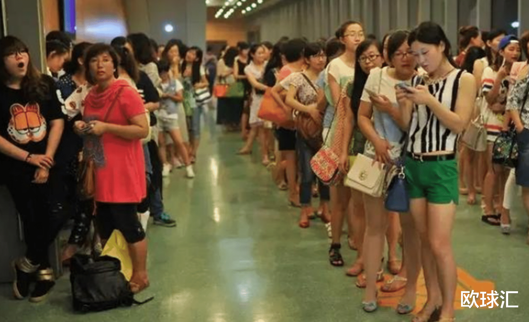 横店|横店群演“美女泛滥”，70块钱一天蹲地吃盒饭，梦想一夜成名
