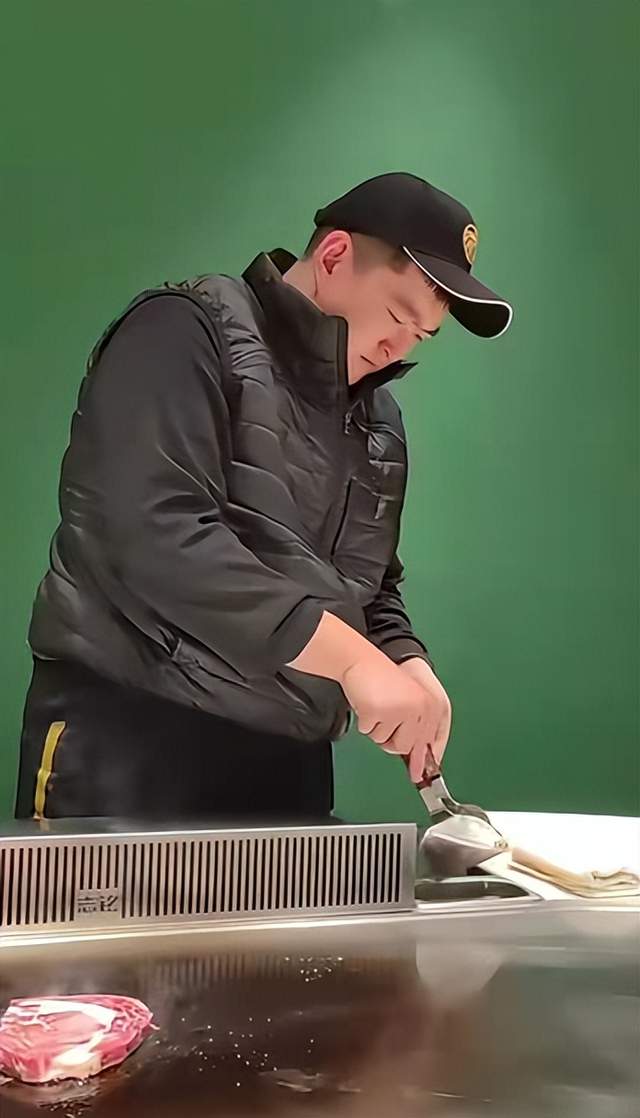 赵本山|赵本山儿子小餐馆煎牛排，挺肚腩胖到夸张，留学回国被嘲只会啃老