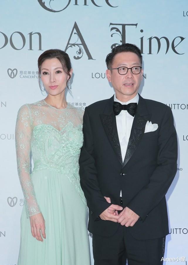 贾玲|李嘉欣挺会扮嫩的，穿薄荷绿薄纱裙挡不住身材，身高直逼老公