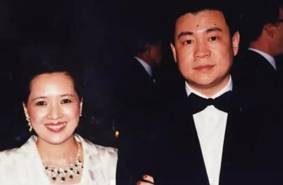 刘銮雄|他,靠岳母资助成亿万富豪,妻子被气离婚去世,60岁坐轮椅,为啥