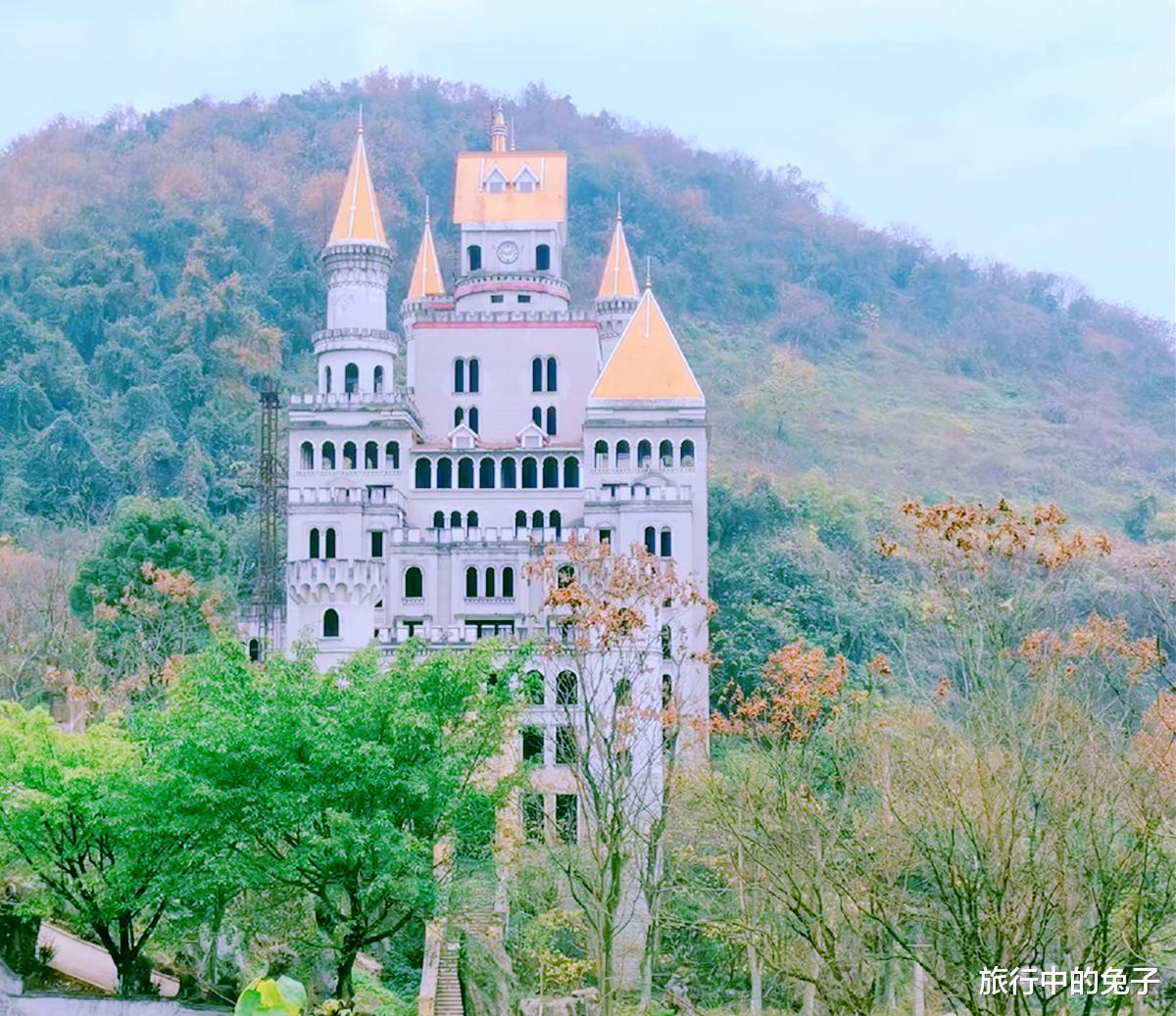 重庆耗资2亿的城堡,欧式风格明显,却沦为了烂尾楼