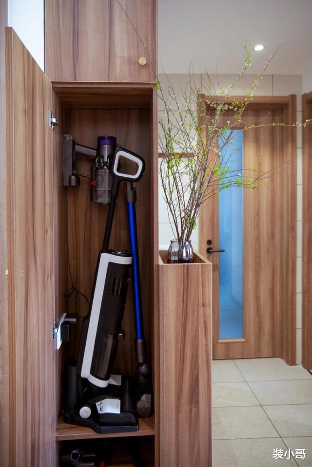 全屋定制更优秀,看这对小夫妻如何把玩空间,一进门就把人吸引住