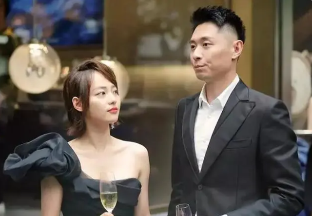 张嘉倪|张嘉倪不惧净身出户！车站拍戏被偶遇，黑大衣长靴美腿如女强人