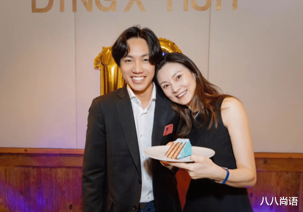 张末|星二代张壹丁已成年,庆生照打扮成熟仍稚嫩,眉眼间却像姐姐张末