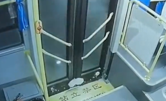 广东一女学生下车被车门卡住脚,拖行近半分钟,司机毫无察觉