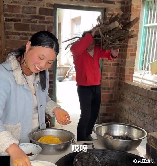 吕中|牛爱芳晒一家四口合照，小儿子眼神呆滞不会看镜头，对声音没反应