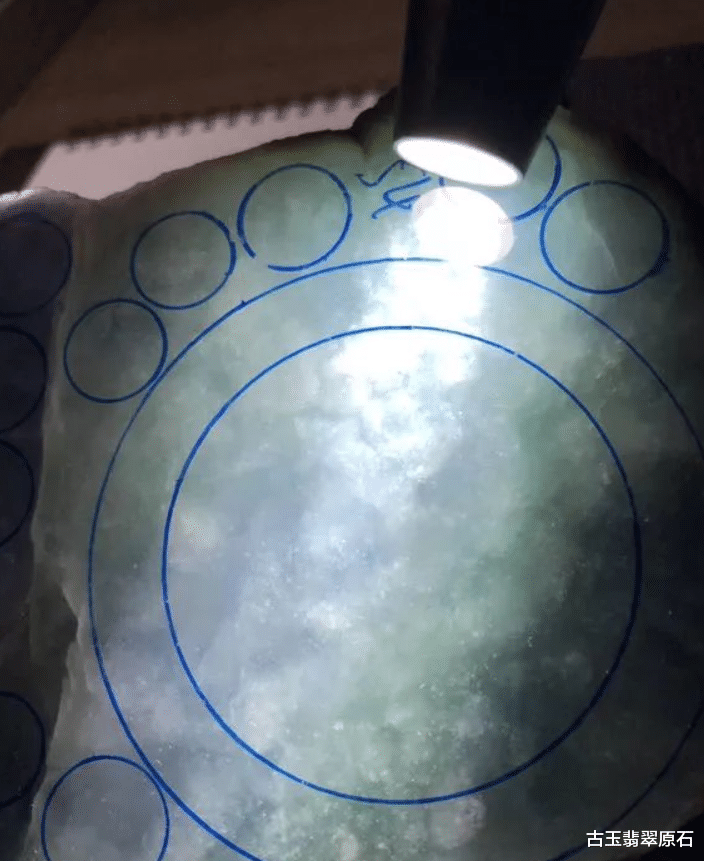 翡翠|30万买进的一块料子，切开的那一刻我就知道必涨无疑，成品更是惊艳众人！