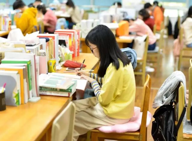 |高考考入名校的学生,在毕业后的求职过程中,往往更受青睐?