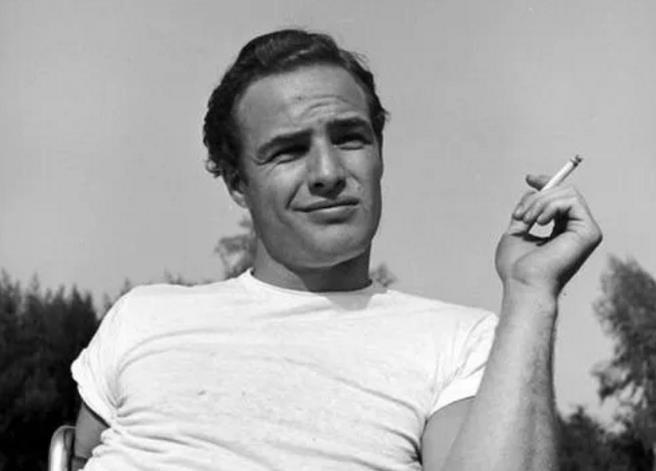 马龙|大溪地混血美女塔丽塔，一遇马龙误终身，甘愿做其43年的情人