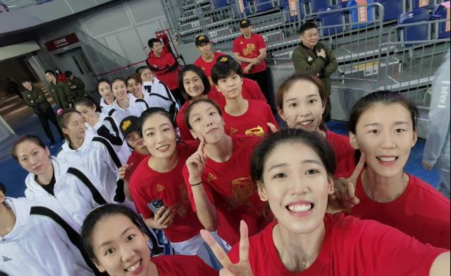 李盈莹|22岁生日快乐！世界冠军李盈莹感动落泪，国家队给她庆祝生日！
