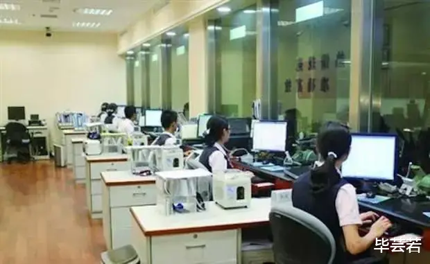 因不满银行柜员嘲讽,张小波一怒之下取走存款,银行行长上门道歉