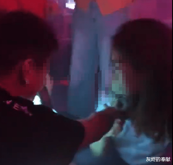 广西一中学校长被曝,在夜店与多名女子存亲密举动,当地:调查中