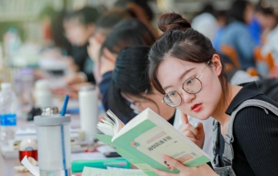 大学生|“挂4科太少没法延毕!”大学刮起一股延毕风,不以为耻反以为荣