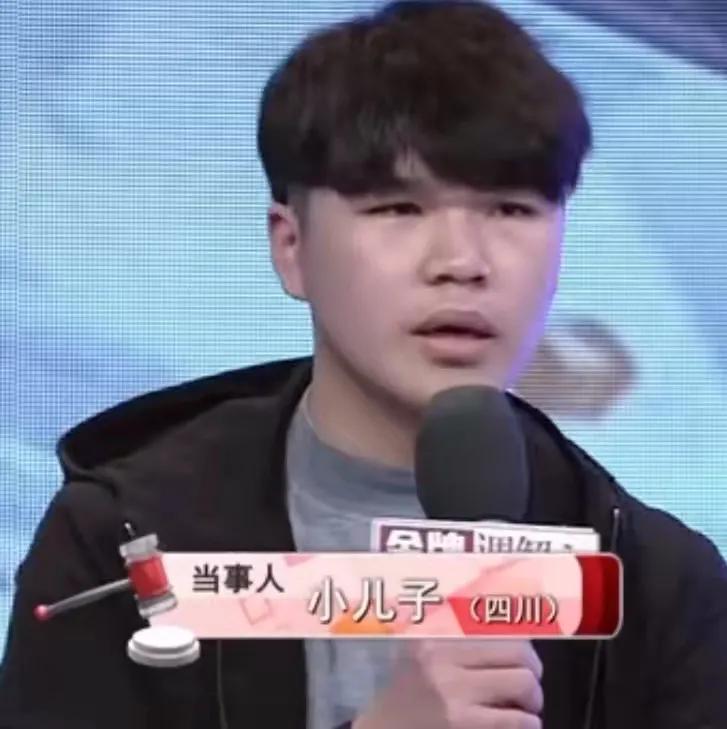 男子多次暴打妻子、揪住头发拖行,妻子用开水浇其背部:浇醒你