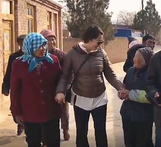 袁立|48岁袁立与三婚老公同框，素颜发福变化大，男方胡子拉碴暖心陪伴