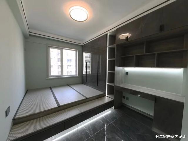 看她家新房，全屋地面铺灰色瓷砖很耐脏，无主灯的设计很时尚！