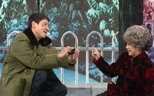 春晚|演员马丽低调现身春晚彩排！和路人热切打招呼，穿去年旧衣显节俭