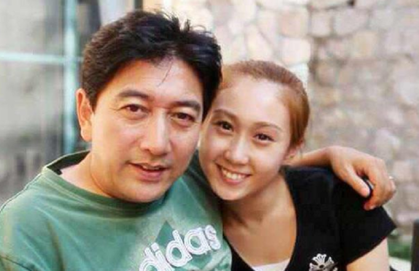 央视|水均益29岁女儿，当央视记者！前凸后翘身材性感。清华读研美过明星