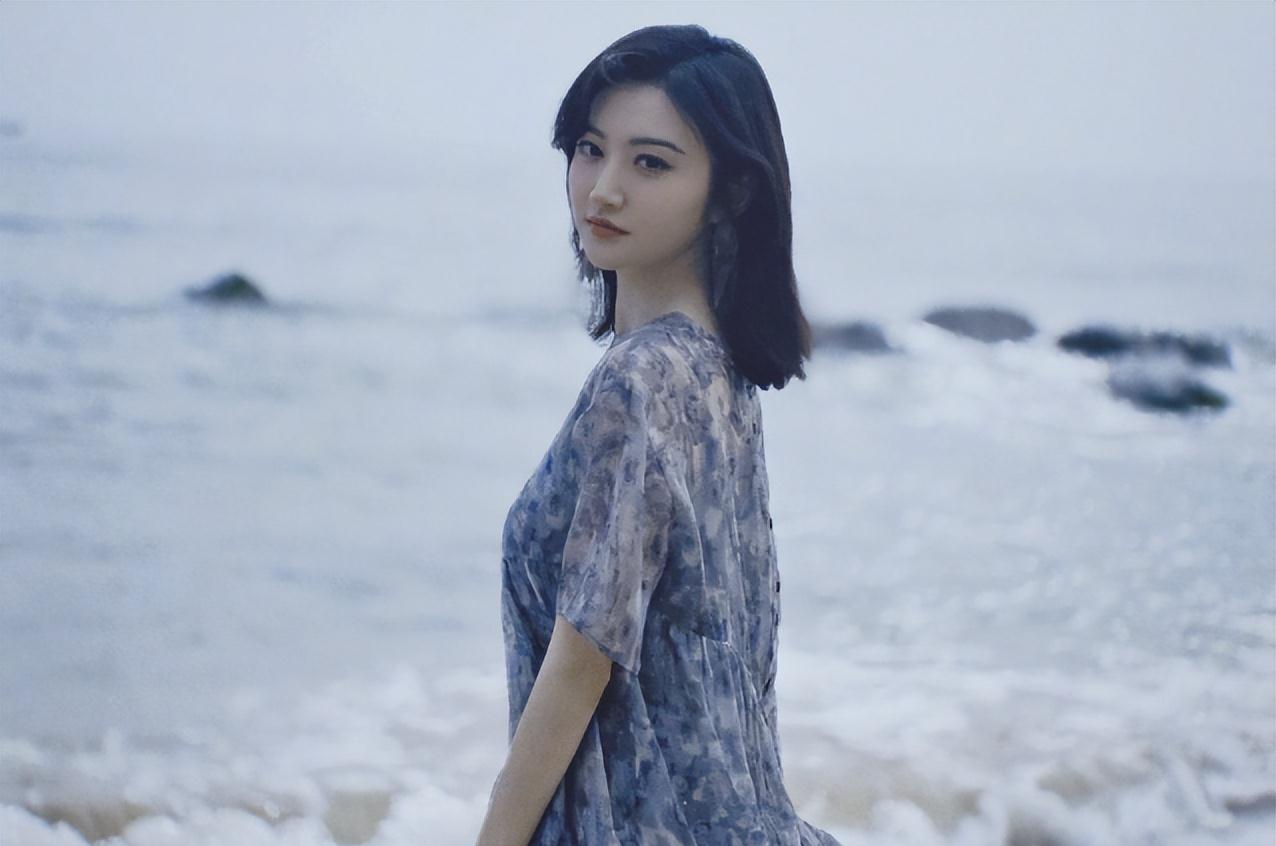 景甜|景甜晒海边随拍,一袭碎花纱裙尽显优雅,不愧是“百变女神”