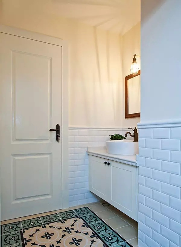 120平美式三居室墙面挂着中国画,阳光照到墙上,别有一番韵致