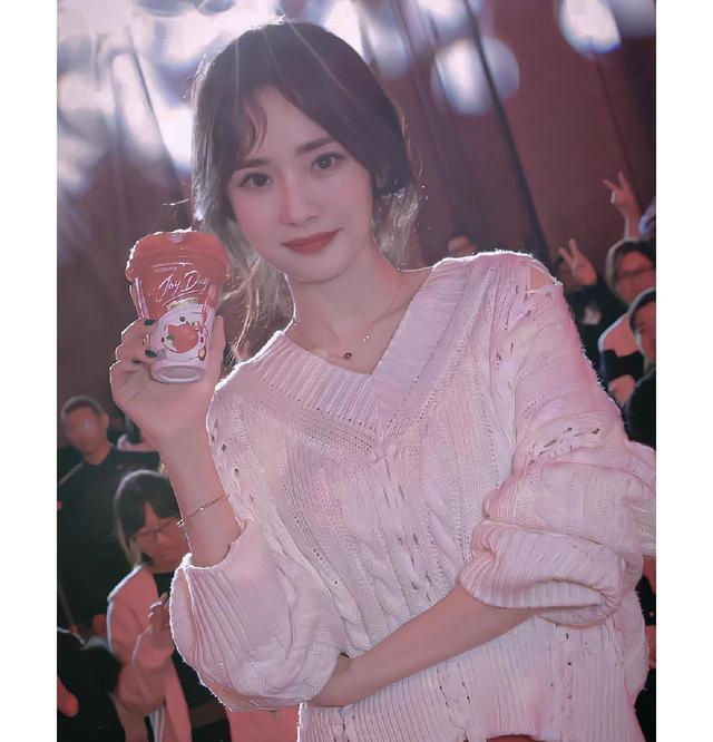 玉米 杨幂五月首封造型翻车,脖子怪异脸型回归年轻时,还不如私服好看