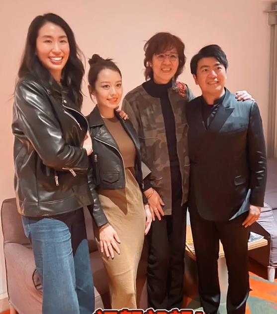 郎平|61岁郎平与谷爱凌聚会！妆容精致一头红发，个子比普通人高一大截