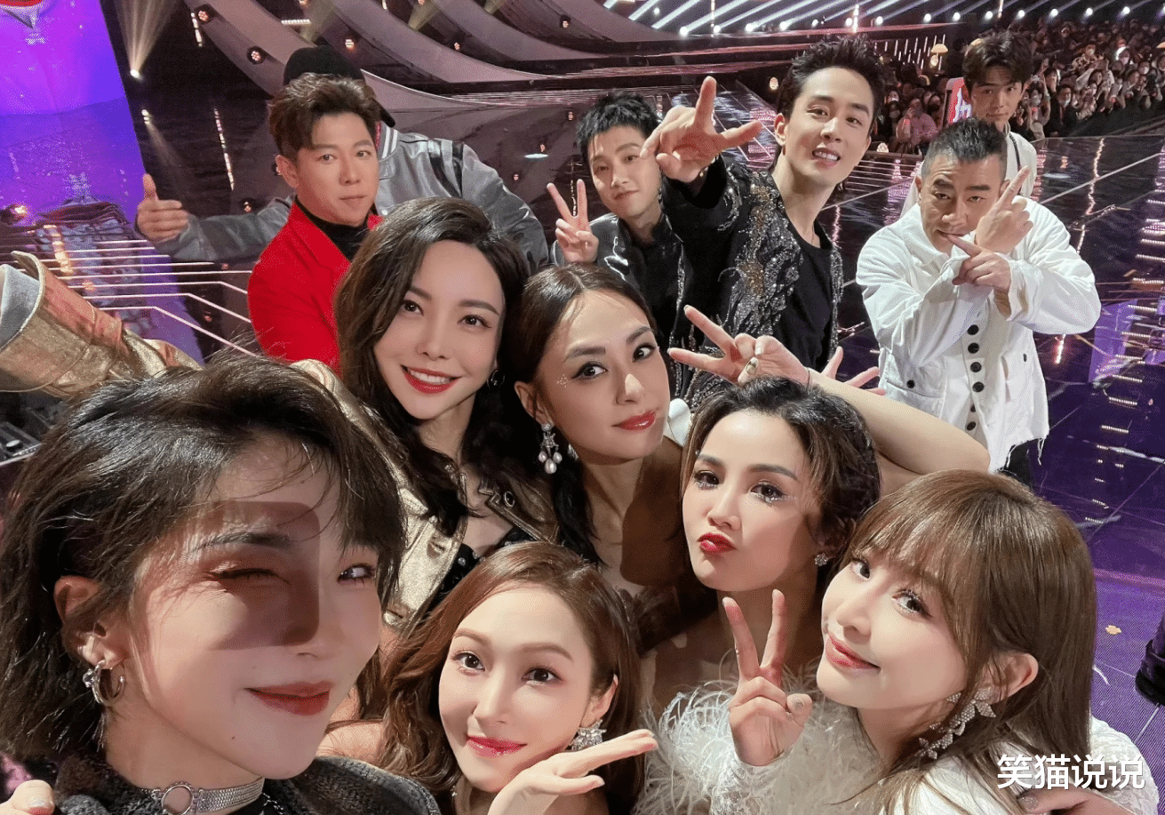 阿Sa|钟欣潼晒浪姐披哥合照：搂抱阿Sa好亲密，陈小春李承铉比耶拍照！