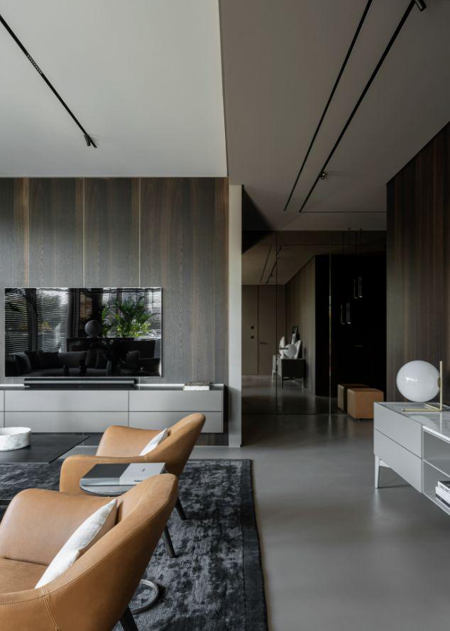 190㎡的家不算豪华,但一进玄关就把我迷住,木饰面上墙确实高级