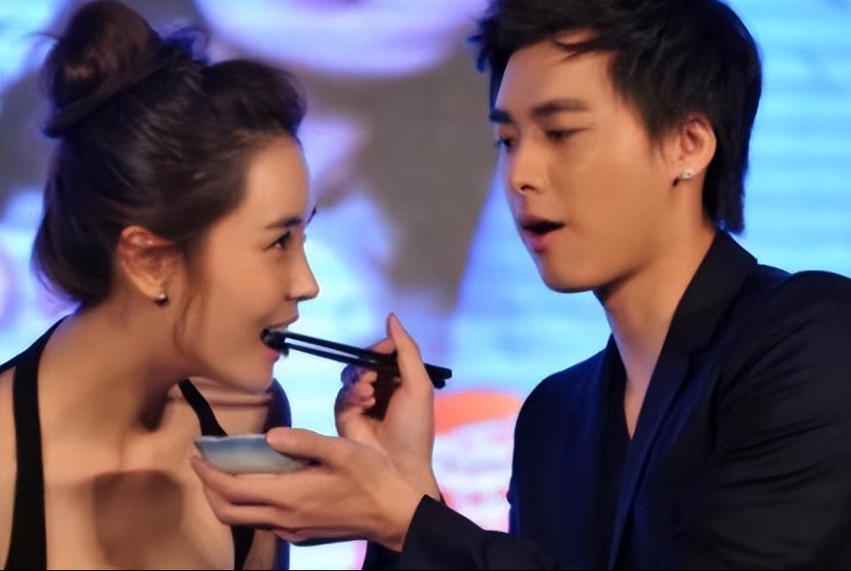 李多海|李多海夏威夷悠闲度假!穿高开叉泳装秀美腿,沙滩上奔跑身材火辣