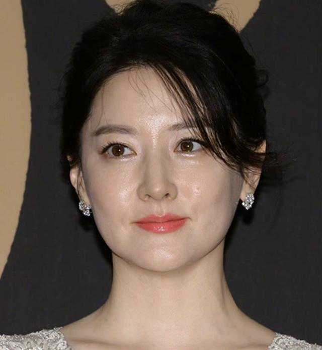 李英爱|韩国演员李英爱公开支持乌克兰？还为其捐款，网友们怎么看？