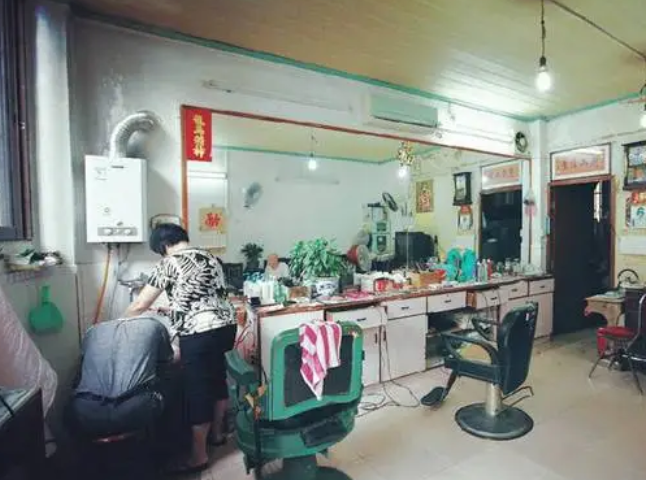 2010年,50岁光棍欲带23岁女友私奔,流产后才知女友竟是男儿身