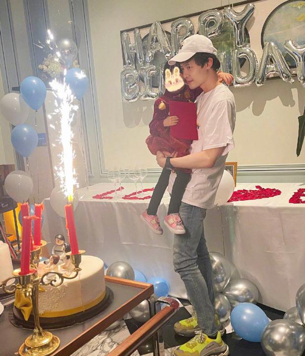 付辛博|颖儿为老公庆生，包下豪华酒店精心布置，双手抱紧付辛博很甜蜜