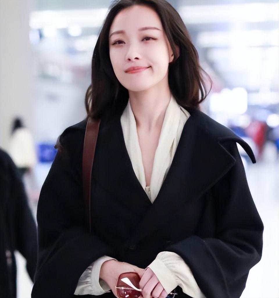 倪妮|33岁倪妮晒近照，穿紧身运动衣在厕所秀腹肌，身后马桶实力抢镜